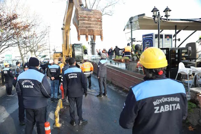 Tarihi Sirkeci Garı yanındaki kaçak kafe yıkıldı