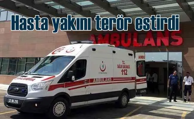 Hasta yakını, oğlunu kurtarmak isteyen doktorlara saldırdı